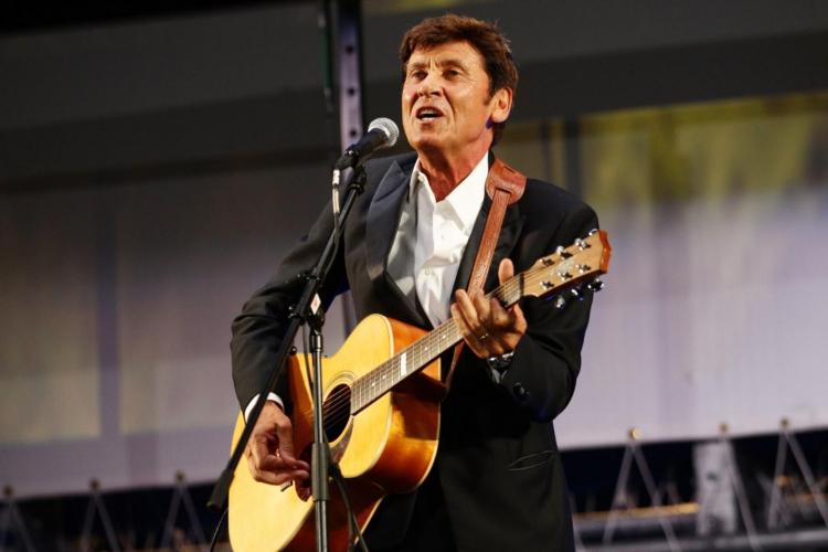 Gianni Morandi canta l'amore al Palaflorio con il 'D'amore d'autore Tour'