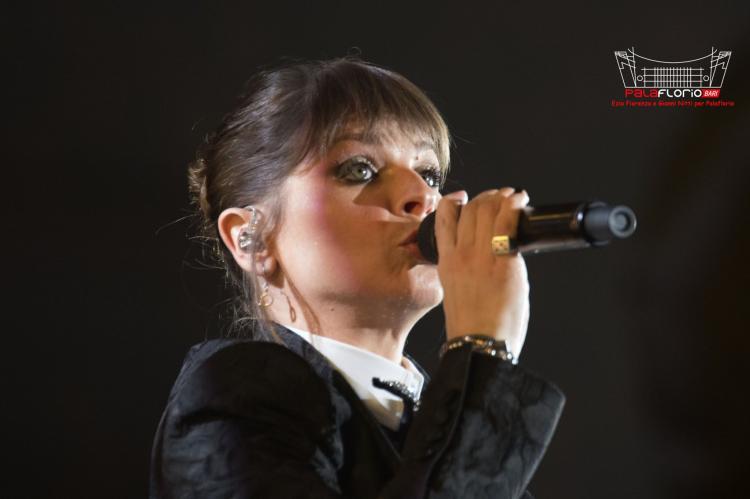 10 e lode per Alessandra Amoroso: la cantante salentina torna al Palaflorio con il tour che celebra i dieci anni di carriera